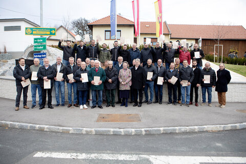 Die 72 ehrenamtlichen Mitarbeiterinnen und zwei ehrenamtlichen Mitarbeiter des neuen Dorfplatzes bekamen von Landesrat Heinrich Dorner, Bürgermeisterin Renate Habetler sowie Vizebürgermeister und Ortsvorsteher Wilhelm Böhm eine Ehrenurkunde überreicht.