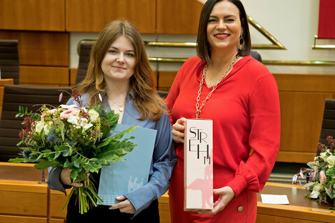 Landeshauptmann-Stellvertreterin Astrid Eisenkopf mit Viktoria Pfeller (v.r.).