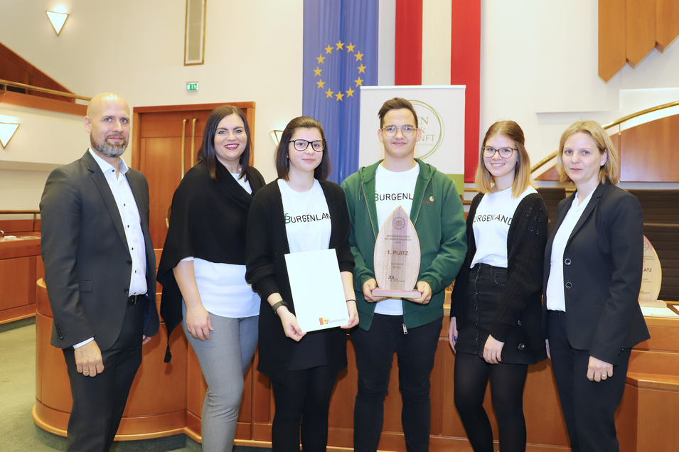 HAK Frauenkirchen“ Direktor Hannes Schmid, Agrarlandesrätin Astrid Eisenkopf, Stefanie, Sebastian, Nina und Betreuungslehrerin Christa Thell