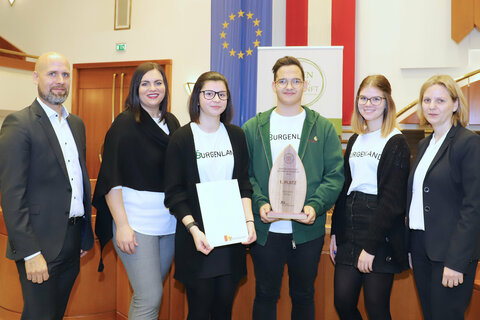 Direktor Hannes Schmid, Agrarlandesrätin Astrid Eisenkopf, Stefanie, Sebastian, Nina und Betreuungslehrerin Christa Thell.