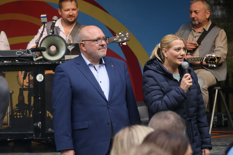 Landesrätin Daniela Winkler und Rudolstadts Bürgermeister Jörg Reichl beim Burgenländischen Weinfest.