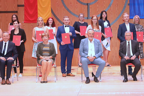 Im Rahmen einer Festveranstaltung erhielten die Absolventinnen und Absolventen der Schule für allgemeine Gesundheits- und Krankenpflege Oberwart und Frauenkirchen von Landeshauptmann Hans Peter Doskozil und dem interimistischen Direktor Gerhard Marth ihre Diplome