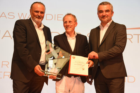 Landeshauptmann Hans Peter Doskozil und Sportlandesrat Heinrich Dorner mit dem „Trainer des Jahres“, Rolf Meixner