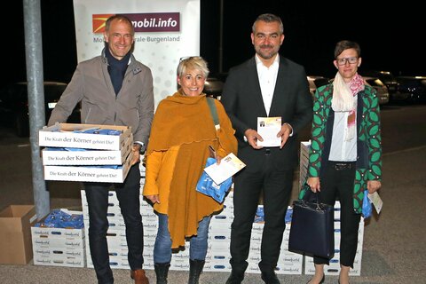 Peter Zinggl (l.) und Landesrat Heinrich Dorner (2.v.r.) mit zwei Buspendlerinnen um 5 Uhr in der Früh.