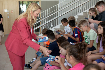 Bildungslandesrätin Mag.a (FH) Daniela Winkler überreichte die ersten Ferien-Lesepässe an die Kinder der Volksschule Güssing.