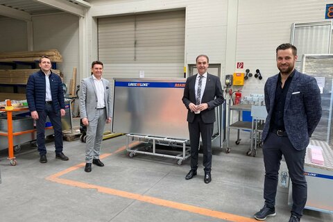 Landesrat Leo Schneemann gemeinsam mit Bgm. Erich Trummer und Martin Rathmanner (ganz rechts) vor der LogicLine Roadbox