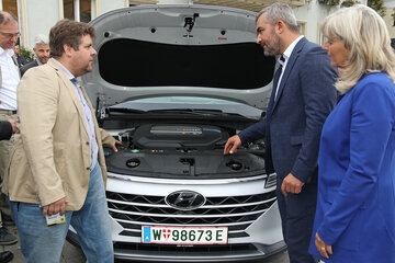 Verkehrslandesrat Heinrich Dorner und Bürgermeisterin Elisabeth Böhm lassen sich von Thomas Hava vom ÖAMTC die Technik eines wasserstoffbetriebenen PKW erklären