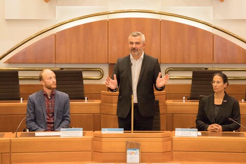 Landesrat Mag. Heinrich Dorner (stehend) spricht bei der Verleihung des VCÖ-Mobilitätspreises Burgenland 2023.