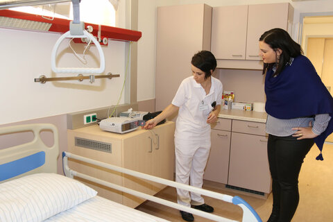 Die technische Leiterin des Schlaflabors, Elisabeth Handler, informierte Landesrätin Astrid Eisenkopf bei einem der mit modernster Technik ausgestatteten Messplätze über das Prozedere bei einer Polysomnographie.