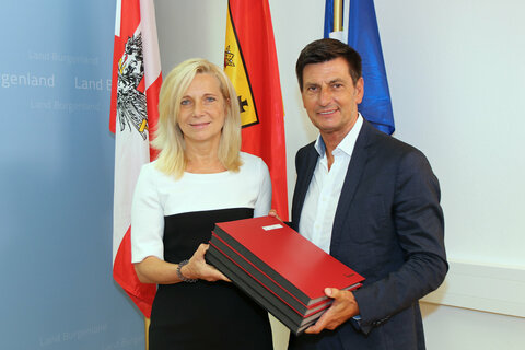 Gemeindereferent Landesrat Christian Illedits und Brigitte Novosel, Vorständin der Gemeindeabteilung, präsentieren Details zur Umstellung auf die VRV 2015 in den burgenländischen Gemeinden