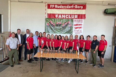 Landesrat Mag. Heinrich Dorner verabschiedete die Damen der Freiwilligen Feuerwehr Rudersdorf-Berg und wünscht ihnen viel Glück und Erfolg für die Feuerwehr-Olympiade in Slowenien.
