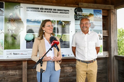 Landeshauptmann-Stellvertreterin Anja Haider-Wallner mit Werner Falb-Meixner, Vizepräsident der Landwirtschaftskammer Burgenland und Obmann der IG Europaschutzgebiet Parndorfer Platte – Heideboden