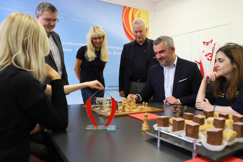 Landesrat Dorner (2.v.r.) bei einer Partie Blitzschach während des Besuchs einer Delegation des ASVÖ Pamhagen