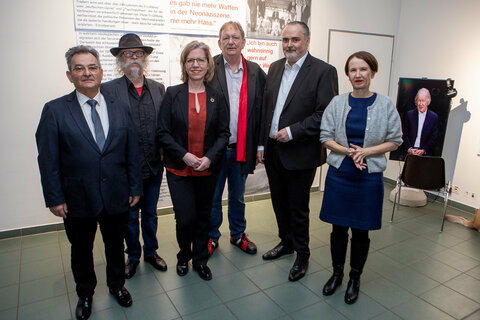 Obmann Emmerich Gärtner-Horvath (Verein Roma-Service), Peter Wagner, Bundesministerin Leonore Gewessler, BA, Horst Horvath, Landeshauptmann Mag. Hans Peter Doskozil und Dr.in Cornelia Kogoj von der Initiative Minderheiten (v.l.).