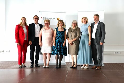 Bildungslandesrätin Daniela Winkler und Bildungsdirektor Alfred Lehner mit den Lehrerinnen und Lehrern, die für ihr 40jähriges Dienstjubiläum geehrt wurden.