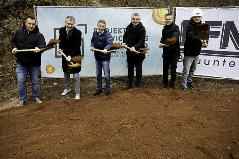 Sportlandesrat Mag. Heinrich Dorner (3.v.r.) gemeinsam mit Hausherr Günter Kurz (2.v.l.), Geschäftsführer Thomas Rosner (Projektentwicklung Burgenland) (3.v.l.), Geschäftsführer Mag. Anton Beretzki (Sport Burgenland GmbH) (2.v.r.) sowie zwei Professionisten der Baufirma Pfnier beim Spatenstich des neuen Centercourts in Oberpullendorf.