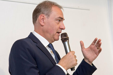 Soziallandesrat Dr. Leonhard Schneemann gratulierte den Diplomandinnen und Diplomanden im Zuge seiner Festrede.