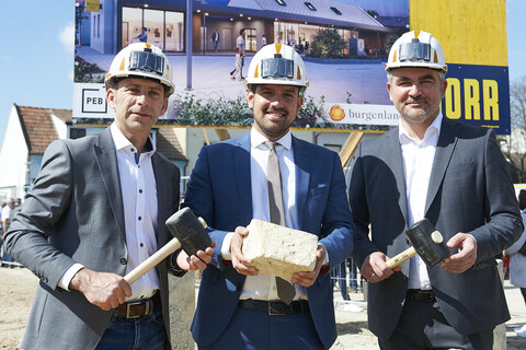 Landesrat Mag. Heinrich Dorner (r.) mit Bürgermeister Landtagsabgeordneter Kilian Brandstätter (Mitte) und PEB-Geschäftsführer & Technischer Leiter Thomas Rosner (Projekt Entwicklung Burgenland) (l.).