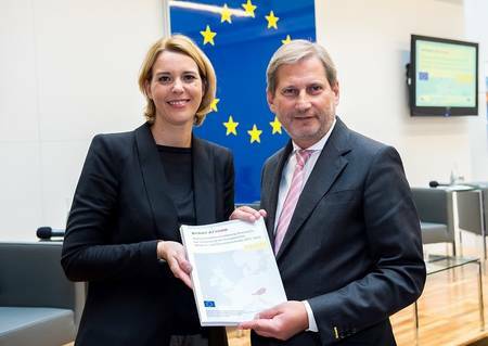 Übergabe der Partnerschaftsvereinbarung 2014-2020 von Kommissar Johannes Hahn an Staatssekretärin Sonja Stessl