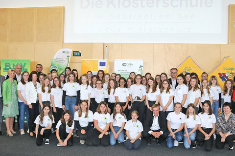 Am 23. Mai 2019 wurden in Anwesenheit zahlreicher Fest- und Ehrengäste, mit Landesrat Heinrich Dorner, Obmann Bgm. Mag. Markus Szelinger und Geschäftsführer Johann Janisch an der Spitze, in der Neuen Mittelschule Kloster in Neusiedl am See die „Goldenen Mistkäfer“ für besondere Leistungen im Bereich der burgenländischen Abfallwirtschaft verliehen