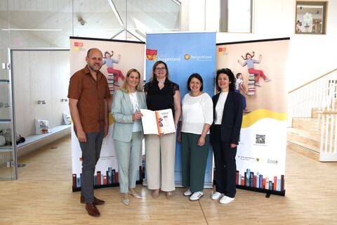 Bildungslandesrätin Daniela Winkler, Daniel Karacsonyi, Projektkoordinator und Christine Schlaffer, SQM für Oberpullendorf bei der Übergabe des Lesegütesiegels.