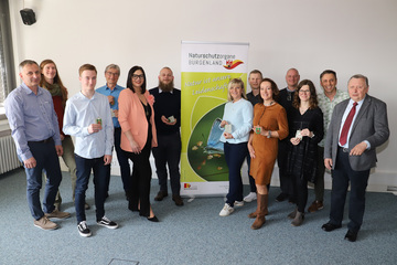 Landeshauptmann-Stv. Mag.a Astrid Eisenkopf (5.v.l.) und Landesleiter Mag. Hermann Frühstück von den Burgenländischen Naturschutzorganen (r.) mit den neuen Naturschutzorganen des Burgenlandes.