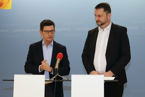 Landesrat Christian Illedits und Mag. Bernhard Ozlsberger, BA, Hauptreferatsleiter Gemeindeangelegenheiten (v.l.).