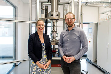 Landeshauptmann-Stellvertreterin Anja Haider-Wallner mit SCIOFLEX-Geschäftsführer Bernd Schrittesser beim Besichtigen der Testanlagen.