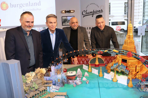 Musical „Der König und ich“: Landeshauptmann Hans Peter Doskozil, Generalintendant Alfons Haider, Schauspieler Kok-Hwa Lie, der die Rolle des König Mongkut verkörpern wird, und Walter Vogelweider präsentierten in Wien das spektakuläre Bühnenbild erstmals der Öffentlichkeit