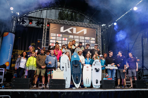 Das See Opening 2025 im Burgenland hat einmal mehr seine Bedeutung als Saisonauftakt unter Beweis gestellt. Trotz durchwachsenen Wetters am ersten Wochenende und eines verregneten Sonntags zum Abschluss genossen heuer wieder mehr als 45.000Besucher:innen das vielfältige Programm und die einzigartigen Kulissen des Neusiedler Sees und Neufelder Sees.