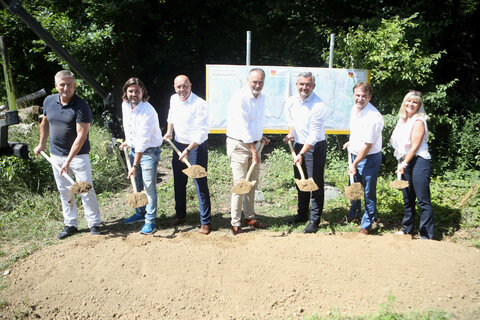 GV WHR DI Josef Wagner (Amt der Burgenländischen Landesregierung, Gruppe IV), Bürgermeister Hans Unger (Oberschützen), Bürgermeister Georg Rosner (Oberwart), Landeshauptmann Hans Peter Doskozil, Landesrat Mag. Heinrich Dorner, Bürgermeister Mag. Gert Polster (Bad Tatzmannsdorf) und Vizebürgermeisterin Ingrid Ulreich (Oberschützen) beim Spatenstich.