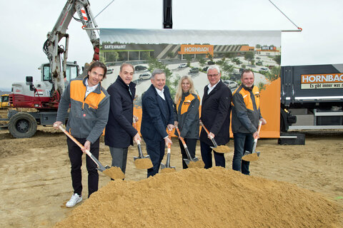 Nahmen den Spatenstich für den neuen Hornbach-Baumarkt in Eisenstadt vor - v.l.: kfm. GF Mag. Christian Schmidt, LR Dr. Leonhard Schneemann, Erich Harsch, Vorstandsvorsitzender Hornbach Baumarkt AG, GF Einkauf DI Alexandra Klima, Bgm. Mag. Thomas Steiner, DI Marek Thiemel, Landesgeschäftsführer Hornbach Österreich