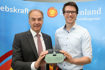 Landesrat Dr. Leonhard Schneemann mit dem Oberwarter Amadeus Linzer und seinem StartUp "VitaBlick"-Brille (v.l.).