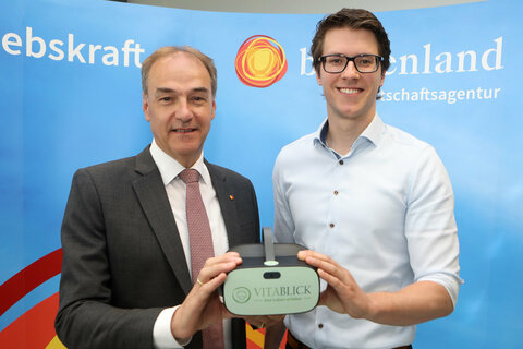 Landesrat Dr. Leonhard Schneemann mit dem Oberwarter Amadeus Linzer und seinem StartUp "VitaBlick"-Brille (v.l.).