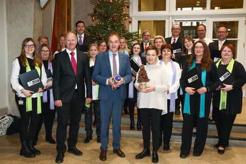 Soziallandesrat Leonhard Schneemann mit pro mente Burgenland Geschäftsführerin Eva Blagusz mit den Sängerinnen und Sängern des Landhaus-Chores unter der Leitung von Umweltanwalt Dr. Michael Graf.