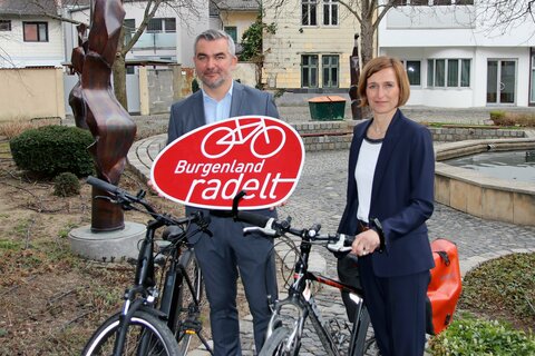Verkehrslandesrat Henrich Dorner mit der Leiterin der Mobilitätszentrale Burgenland DI Christine Zopf-Renner