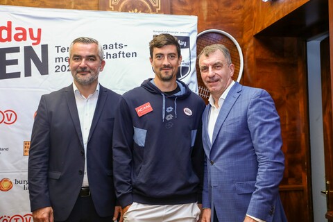 Sportlandesrat Heinrich Dorner mit Günter Kurz (BTV-Präsident, Veranstalter win2day Open) und Sebastian Ofner (ATP 108)