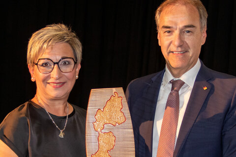 Landesrat Dr. Leonhard Schneemann überreichte Mattersburgs Bürgermeisterin LAbg. Claudia Schlager zum 100-Jahr-Jubiläum der Stadterhebung eine Skulptur, die die Bedeutung der burgenländischen Gemeinden hervorhebt.