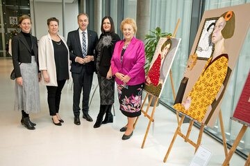 Grünen Burgenland-Klubobfrau, Landtagsabgeordnete Anja Haider-Wallner, Frauenhaus Burgenland-Leiterin DSA (Diplomierte Sozialarbeiterin) Kerstin Bedenik, Soziallandesrat Dr. Leonhard Schneemann, Landeshauptmann-Stellvertreterin Mag.a Astrid Eisenkopf und Landtagsabgeordnete Verena Dunst (v.l.).