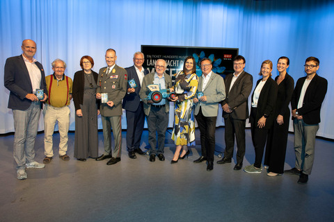 Landeshauptmann-Stellvertreterin Astrid Eisenkopf, ORF-Landesdirektor Werner Herics, Burg Schlaining-Direktor Norbert Darabos und Eisenstadts Bürgermeister LAbg. Thomas Steiner mit Vertretern der teilnehmenden Museen und Institutionen