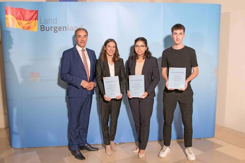 die PreisträgerInnen des Young-Science-Wissenschaftspreises, v.l. Hannah Wondra (BG/BRG Mattersburg), Florentina Fuith (Gymnasium der Diözese Eisenstadt), Nikolai Borota (Theresianum Eisenstadt), LR Dr. Leonhard Schneemann