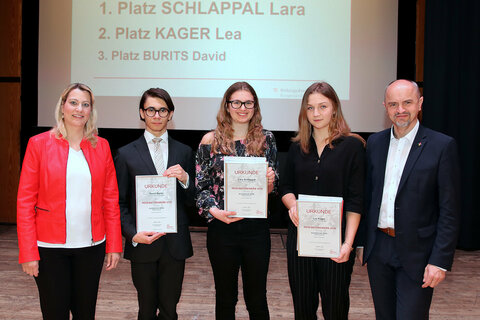Die drei Erstplatzierten der Kategorie Klassische Rede. V.l.: LRin Daniela Winkler, David Burits (3. Platz, BG/BRG/BORG Eisenstadt), Lara Schlappal (1. Platz, Lisztgymnasium Oberpullendorf), Lea Kager (2. Platz, BG/BRG Oberschützen), Bildungsdirektor Heinz Zitz