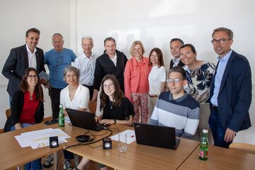 13 Mitglieder der Arbeitsgruppe "Sektorübergreifende Maßnahmen und Nachhaltigkeit". Online zugeschaltet: Helga Kromp-Kolb.
