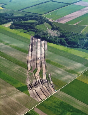 © BildNr. 0120040503.057 Luftbildarchiv, Institut für Urgeschichte und Historische Archäologie, Universität Wien.