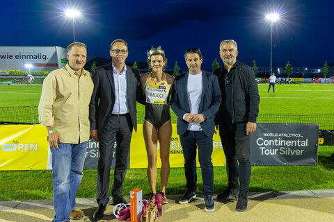 Landesrat Heinrich Dorner und Abgeordneter zum Nationalrat Christoph Zarits gratulieren der Siegerin im 100 Meter Hürdenlauf der Frauen beim Raiffeisen Austrian Open 2024, Celeste Mucci (Australien).