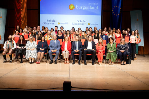 Gruppenfoto mit den Diplomantinnen und Diplomanten der Gesundheits- und Krankenpflegeschule Oberwart sowie Expositur Eisenstadt, Landesrat Dr. Leonhard Schneemann (7.v.l. sitzend)), Direktorin DGKP Gabriele Ehrenhöfer, MSc (6. v.l., sitzend), Landessanitätsdirektor des Landes Burgenland Dr. Klemens Lehner (4.v.r., sitzend), dem Kaufmännischen Geschäftsführer der Gesundheit Burgenland, Mag. Franz Öller, MBA, MPH (5.v.l., sitzend) sowie  Lehrerinnen und Lehrern.
