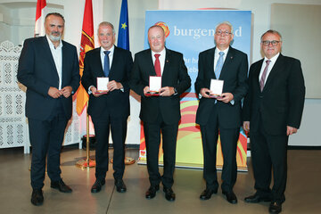 Landeshauptmann Hans Peter Doskozil zeichnete Generalleutnant i.R. Bernhard Bair (2.v.r.), General i.R. Günter Höfler (3.v.l.) und Generalleutnant Johann Luif (2.v.l.) mit dem Komturkreuz des Landes Burgenland aus, Landeshauptmann a.D. Hans Niessl gratulierte den Geehrten