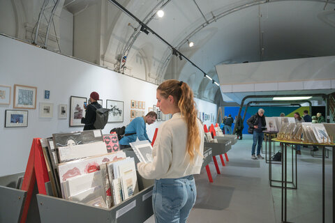 Der Grafik-Kunstmarkt X-PRESS BURGENLAND mit Werken von über 100 Künstlerinnen und Künstlern findet heuer erstmals an zwei burgenländischen Schauplätzen statt (Archivbilder von der Eröffnung X-PRESS Burgenland in Wien am 14. November 2024)