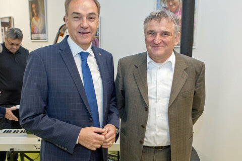 Soziallandesrat Dr. Leonhard Schneemann mit Generalsekretär Walter Paulhart von Rettet das Kind Österreich (v.l.).