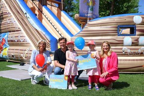 Bürgermeisterin Elisabeth Böhm, Daniel Hupfer und Landesrätin Daniela Winkler mit teilnehmenden Kindern bei der Eröffnung.